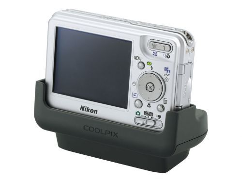 Камера COOLPIX S1 предлагается с док-станцией COOL-STATION MV-11, которая позволяет заряжать батареи, не вынимая их из камеры,   и подключить камеру к телевизору или компьютеру